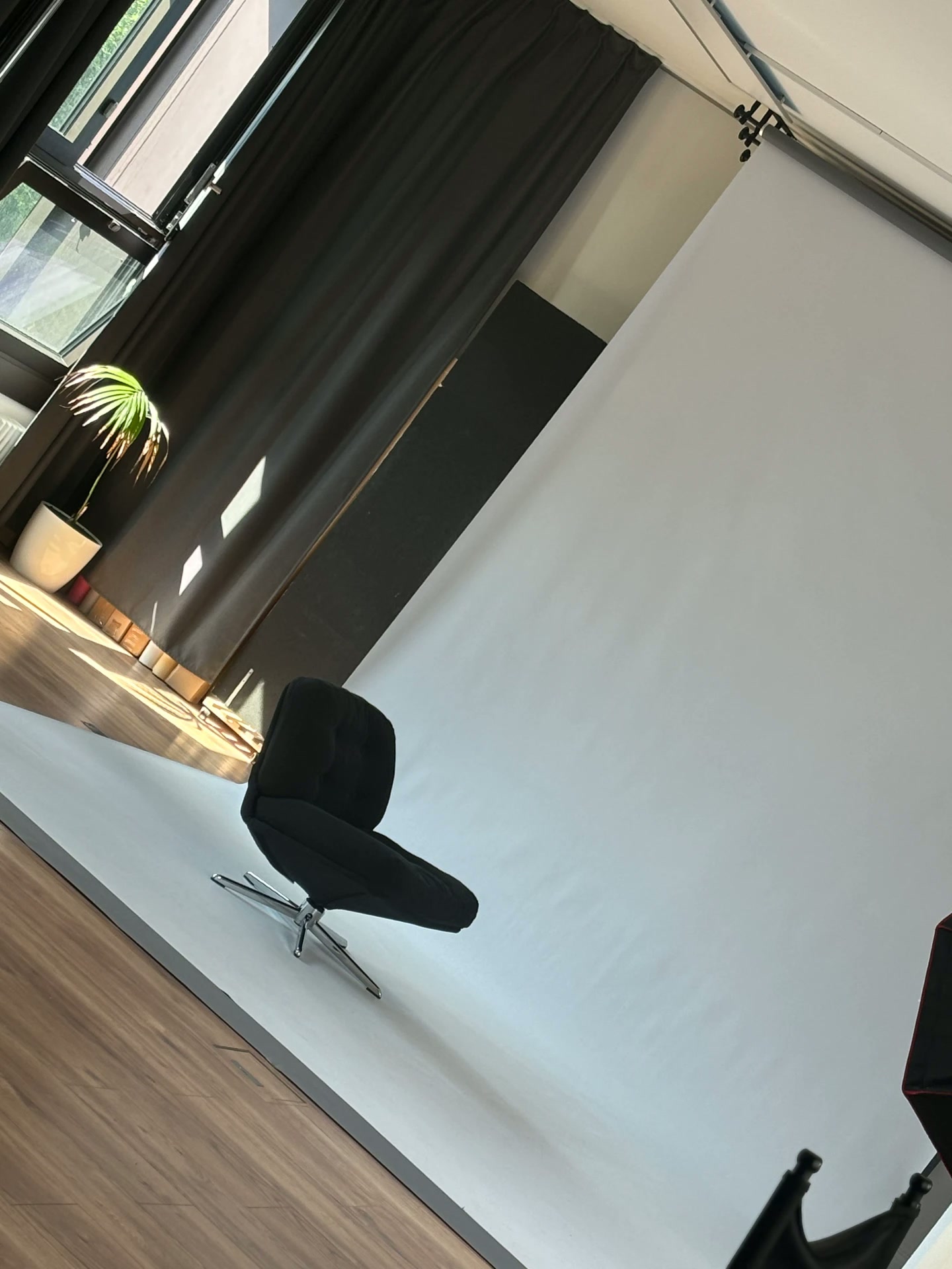 Fotostudio mit Hintergrund, Stuhl und Tageslicht