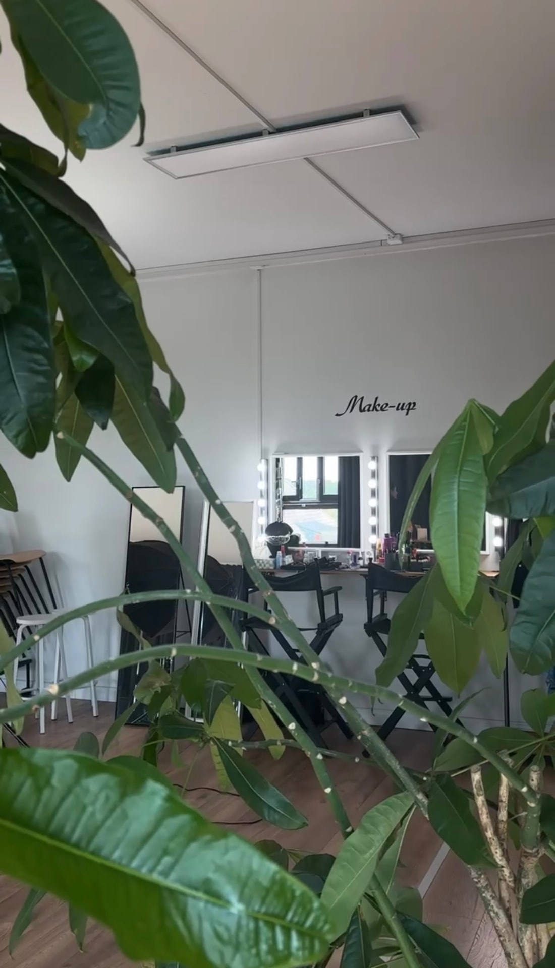 Make-up-Bereich mit geschminkten Spiegeln und Pflanzen